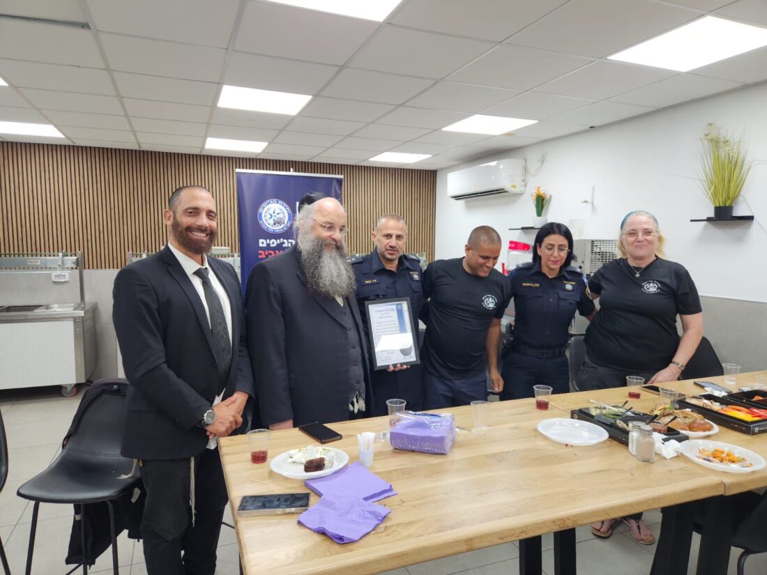 מסכמים שנה: יחידת הג׳יפים של זק״א ומשטרת ישראל בהרמת כוסית לשנה החדשה