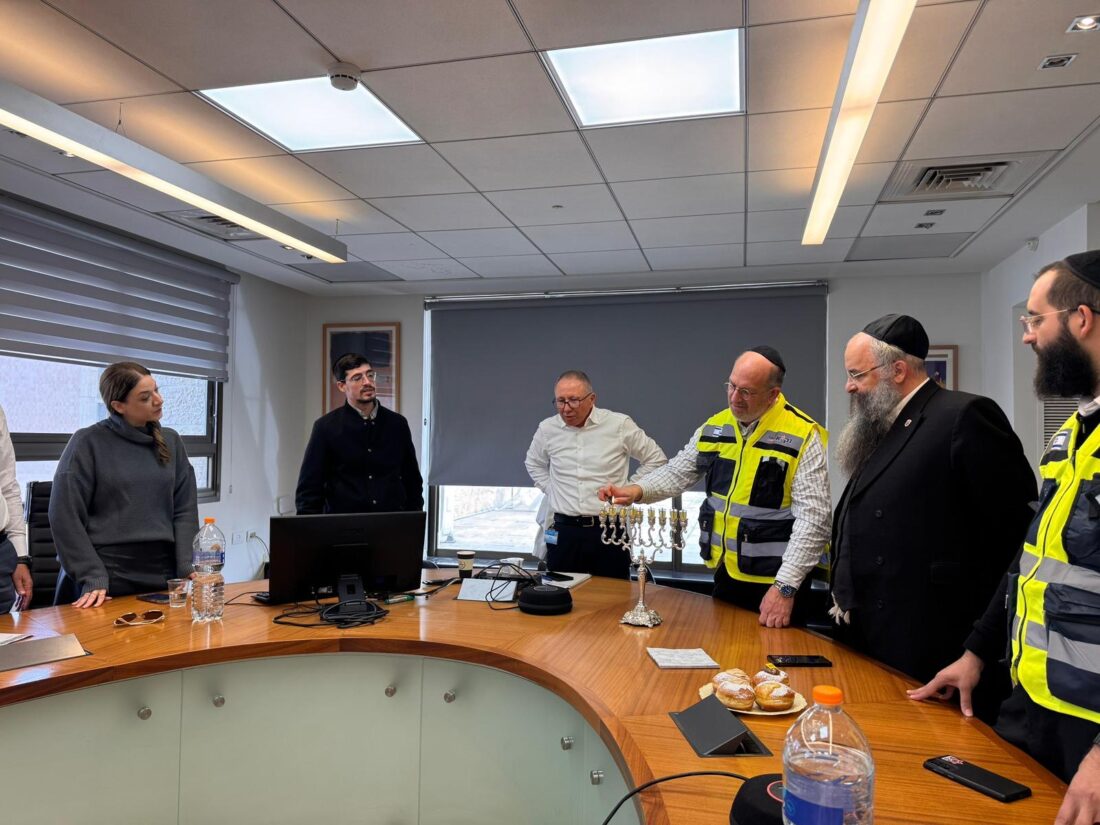 הנהלת ביטוח לאומי וארגון זק״א בהדלקת נר חנוכה