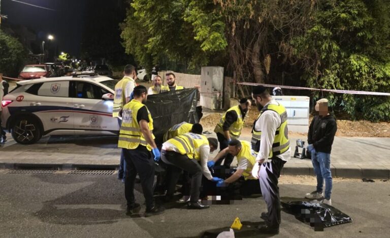 מתנדבי זק״א פועלים בזירת תאונת דרכים קטלנית בחולון