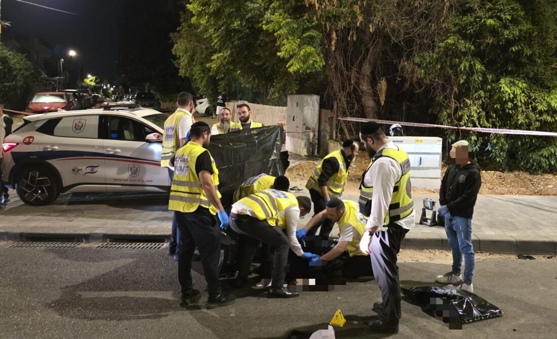 מתנדבי זק״א פועלים בזירת תאונת דרכים קטלנית בחולון
