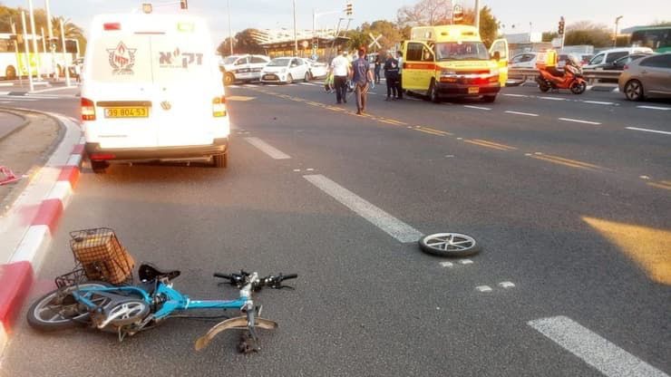 מתנדבי זק״א פועלים בזירת תאונת אופניים קטלנית