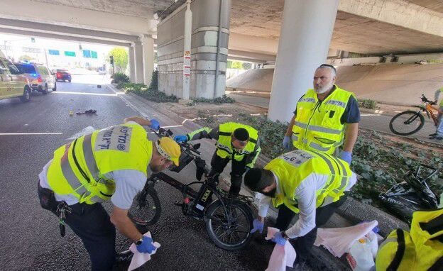 מתנדבי זק״א פועלים בזירת תאונת אופניים קטלנית
