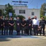 הנהלת ארגון זק״א בפגישת עבודה בתחנת המשטרה בתל אביב