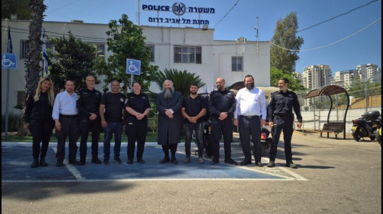 הנהלת ארגון זק״א בפגישת עבודה בתחנת המשטרה בתל אביב