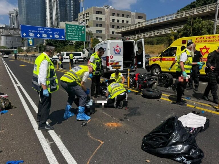 מתנדבי זק״א בזירת תאונת דרכים קטלנית לרוכב אופנוע בכביש 20. צילום: זק״א