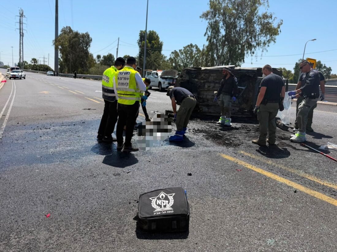 מתנדבי זק"א בזירת פיצוץ מטען ברכב בכביש 20. צילום: דוברות זק"א