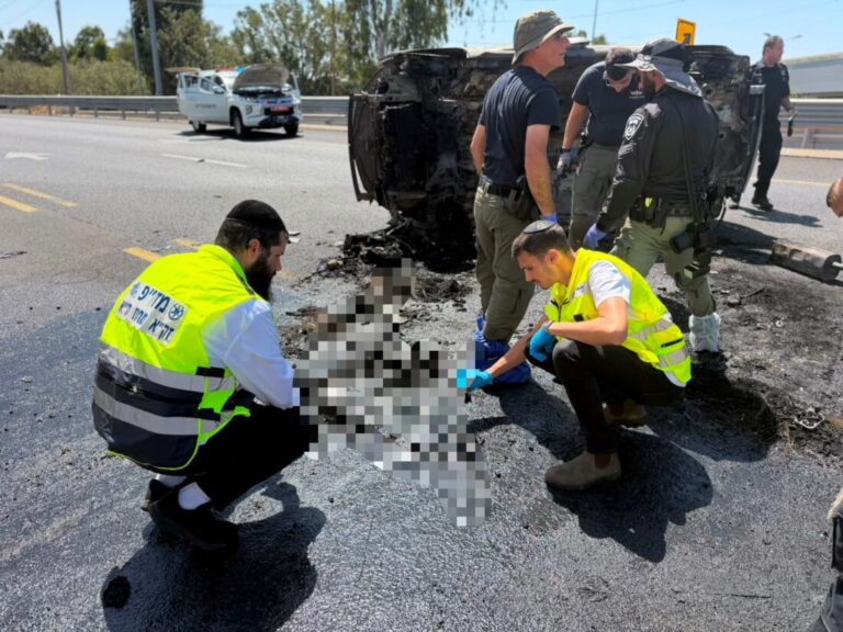 מתנדבי זק"א בזירת פיצוץ מטען ברכב. צילום: דוברות זק"א