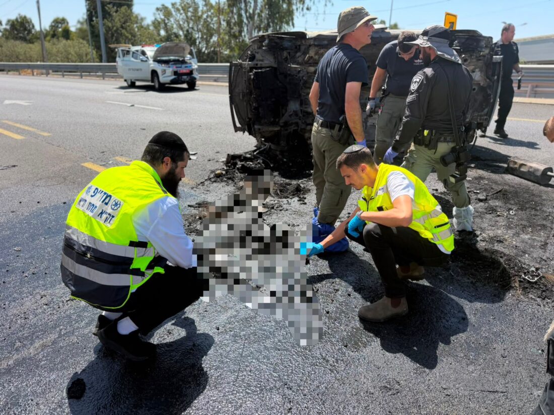 מתנדבי זק"א בזירת פיצוץ מטען ברכב. צילום: דוברות זק"א