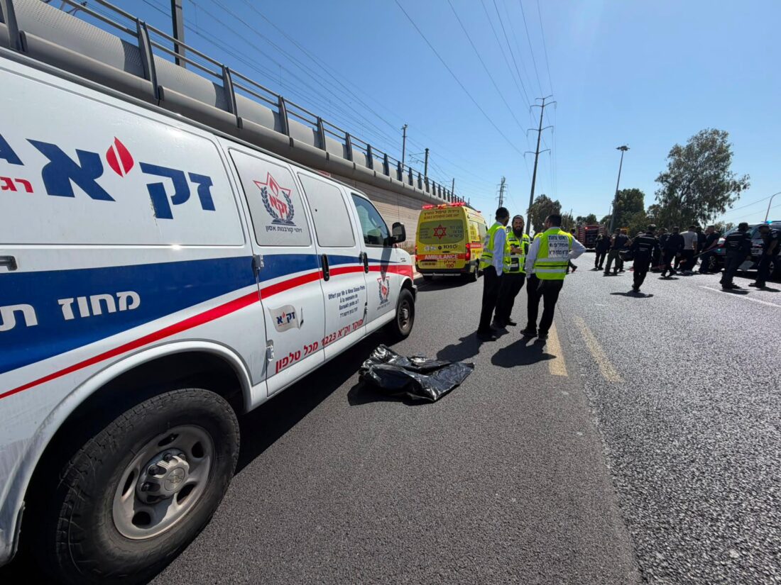 מתנדבי זק"א בזירת פיצוץ מטען ברכב בכביש 20. צילום: דוברות זק"א
