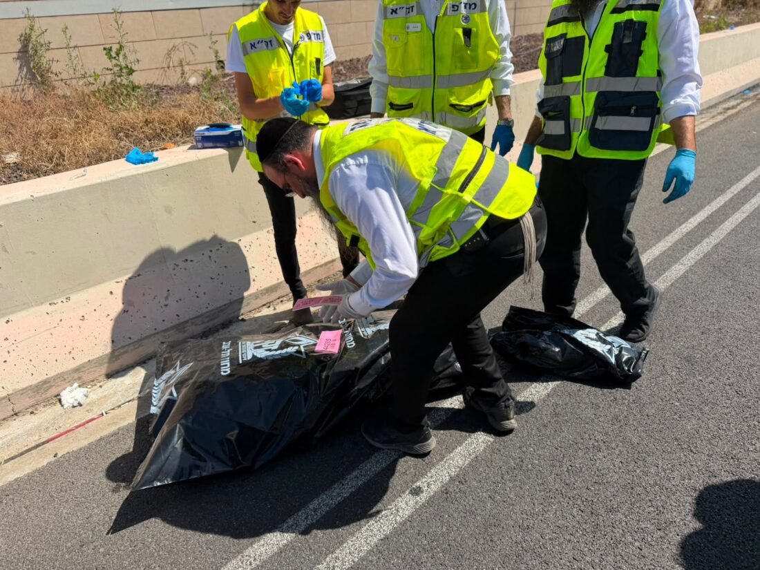 מתנדבי זק"א בזירת פיצוץ מטען ברכב בכביש 20. צילום: דוברות זק"א