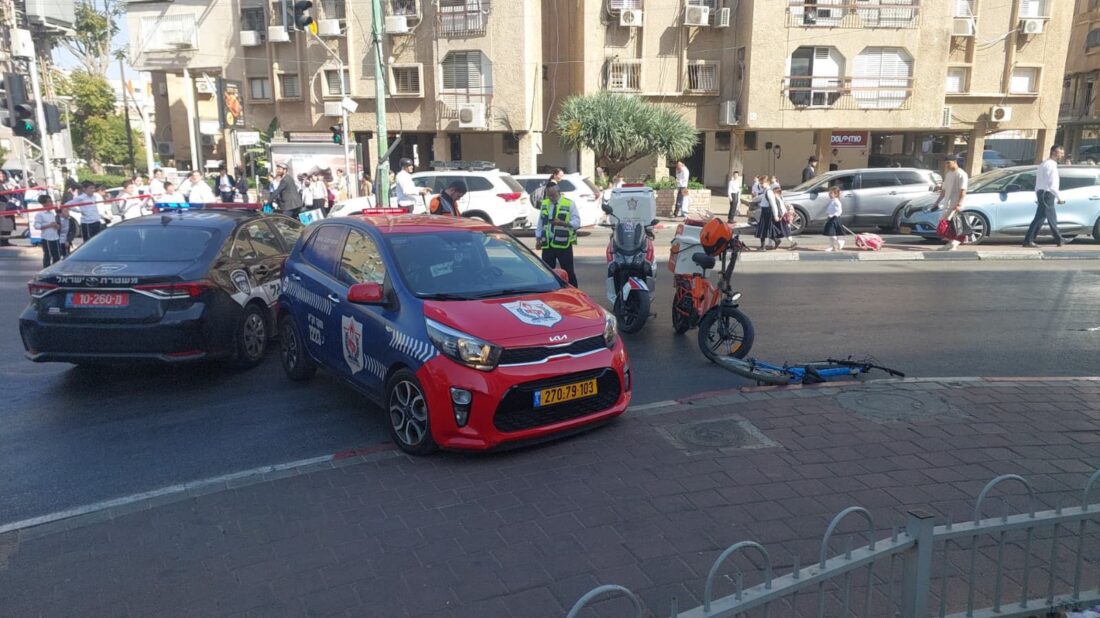 מתנדבי זק״א פועלים בזירת תאונת אופניים קטלנית