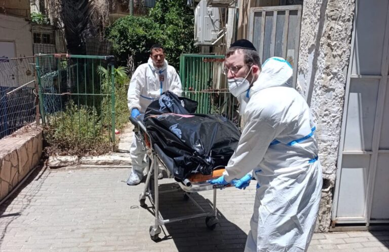 מתנדבי זק״א פועלים בזירת מוות בריקבון קשה בגבעתיים