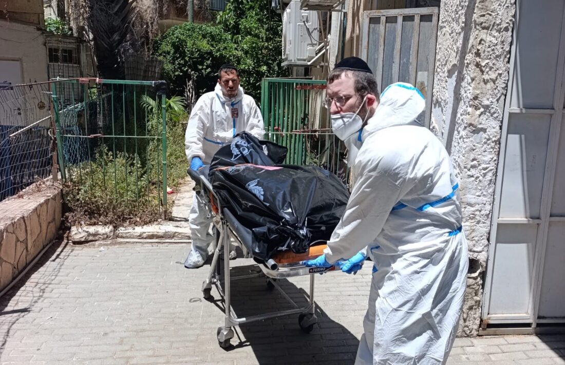 מתנדבי זק״א פועלים בזירת מוות בריקבון קשה בגבעתיים