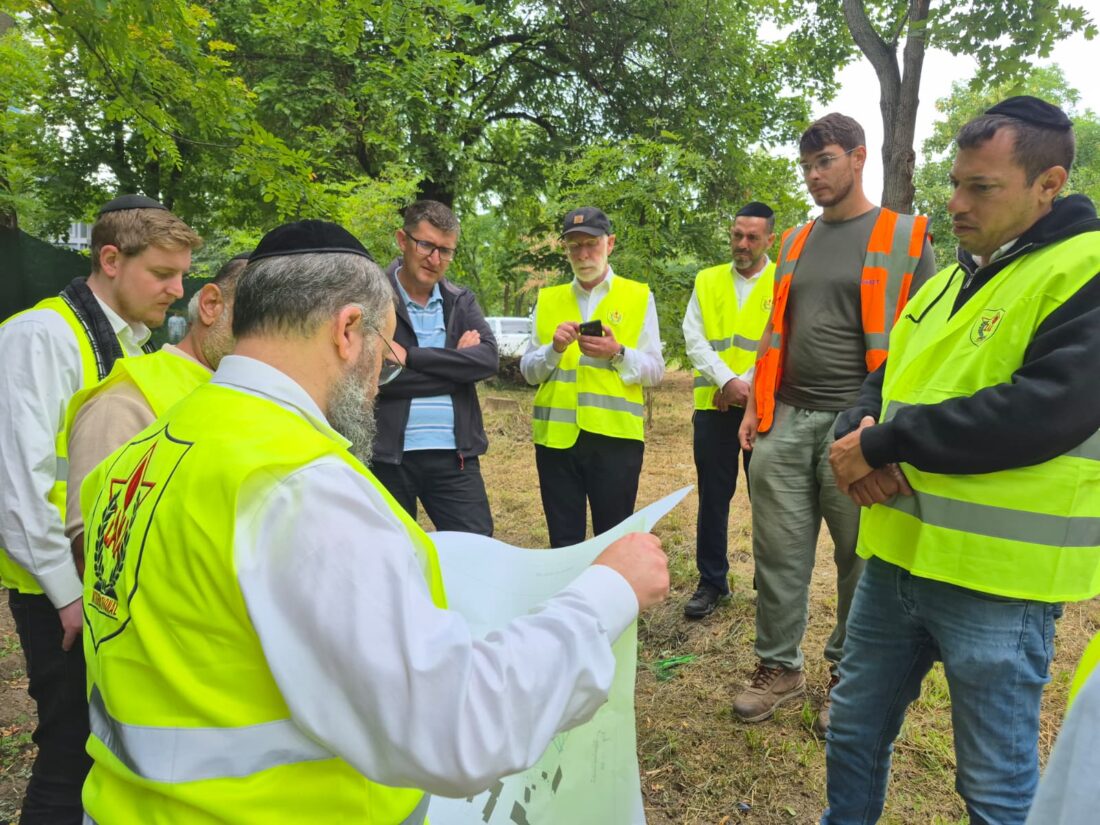 משלחת מתנדבי זק"א פועלים בבית העלמין יאשי שברומניה