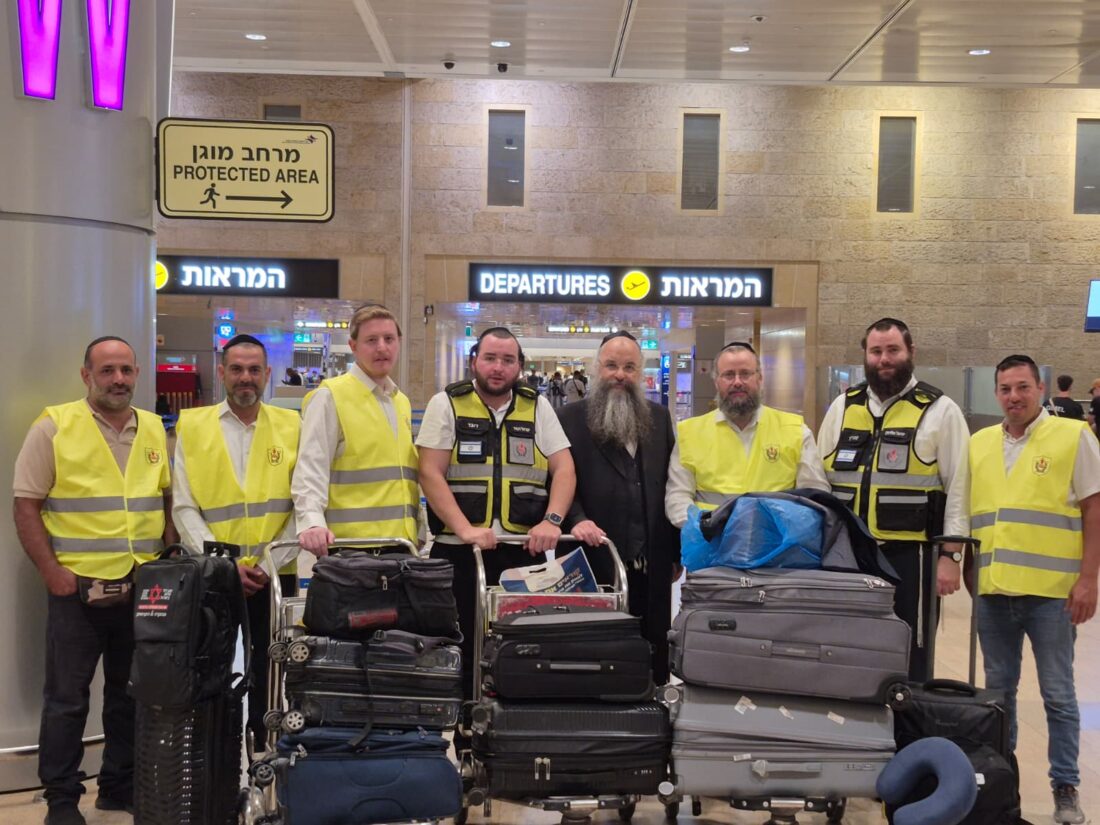 משלחת מתנדבי זק"א פועלים בבית העלמין יאשי שברומניה