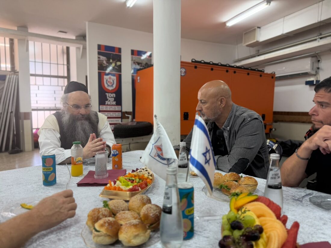 חנן פרץ מנהל אגף ביטחון ושיטור עירוני (סל"ע) בעיריית תל אביב-יפו בסיור בבסיס ארגון זק”א