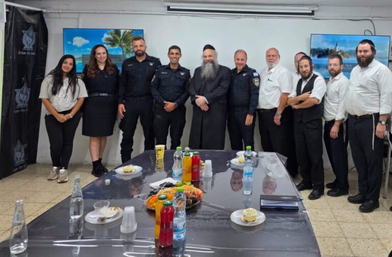 בכירי מחלק החקירות בתחנת המשטרה בבני ברק - רמת גן בביקור בזק״א