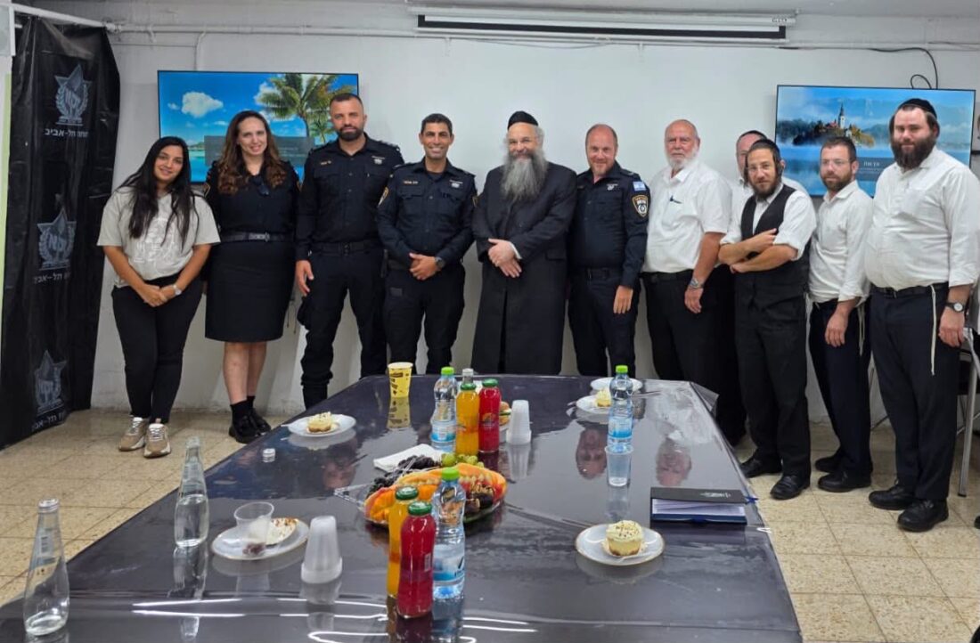 בכירי מחלק החקירות בתחנת המשטרה בבני ברק - רמת גן בביקור בזק״א