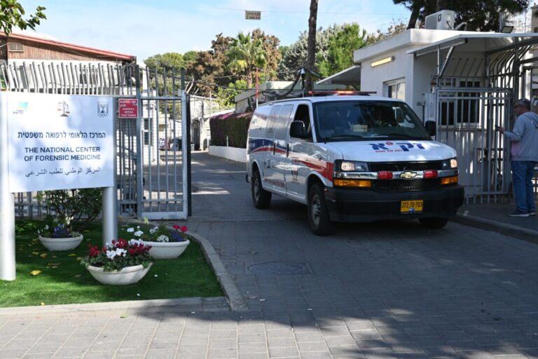 אמבולנס זק״א ביציאה מהמכון הלאומי לרפואה משפטית באבו כביר