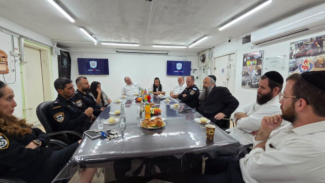בכירי מחלק החקירות בתחנת המשטרה בבני ברק - רמת גן בביקור בזק״א