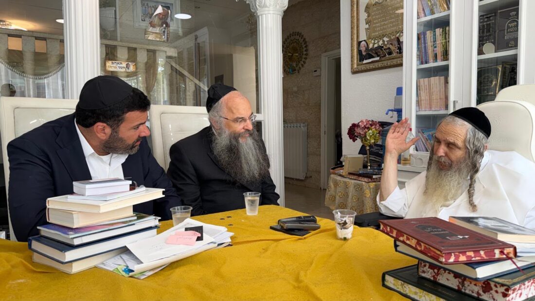 מנכ״ל זק״א צבי חסיד ומנהל החטיבה הבינלאומית בזק״א ברוך נידאם אצל הרב שלום ארוש